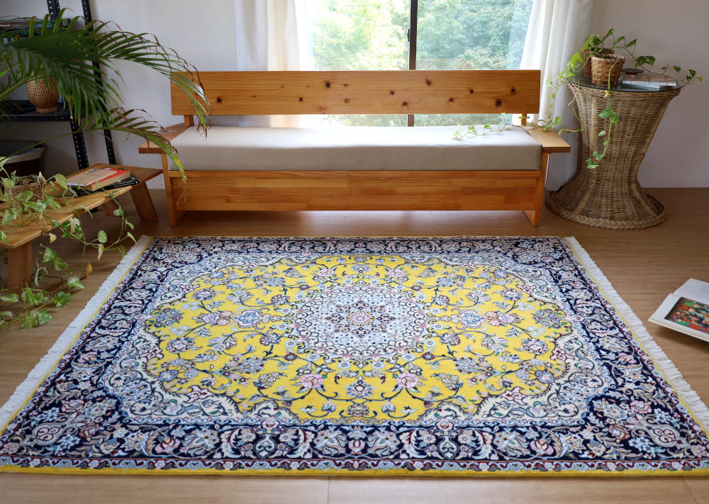 ペルシャ絨毯 イラン、ナイン産 199×158cm とカウチソファーと窓