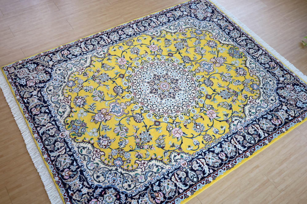 黄色と藍のペルシャ絨毯 イラン、ナイン産 199×158cm 全体像