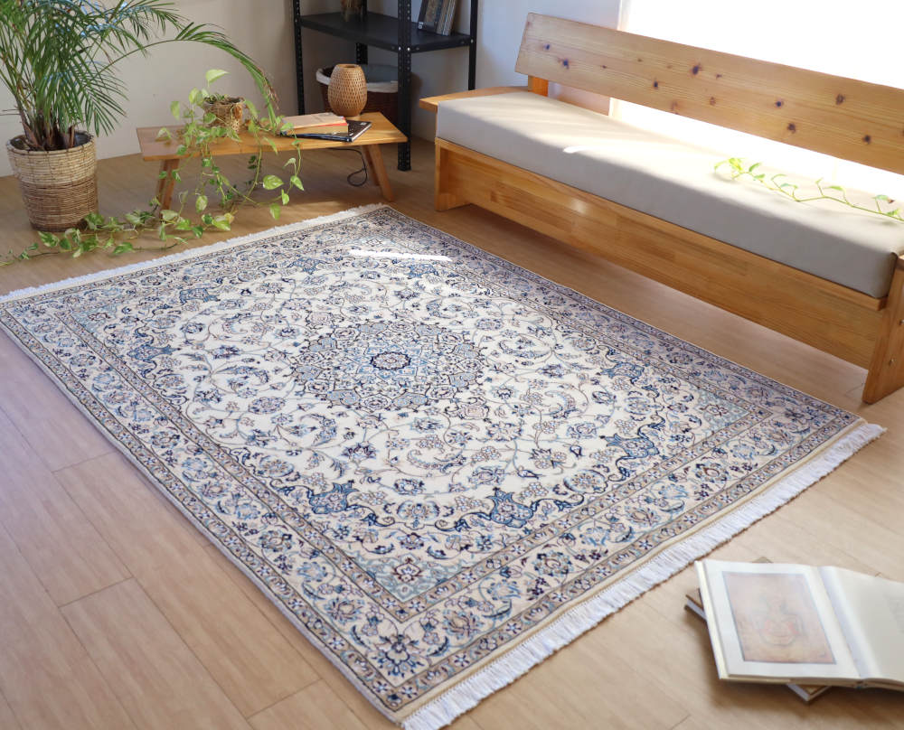 ペルシャ絨毯 イラン、ナイン産 205×155cm ウール＆シルクを敷いた部屋