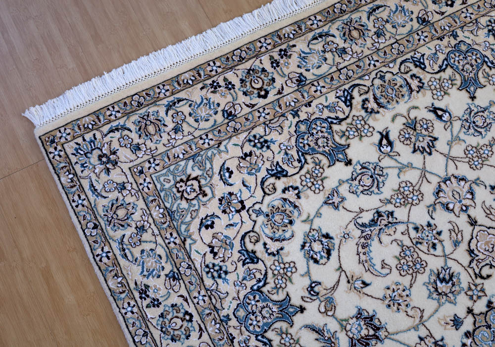 アイボリーのペルシャ絨毯 イラン、ナイン産 205×155cm 全体像