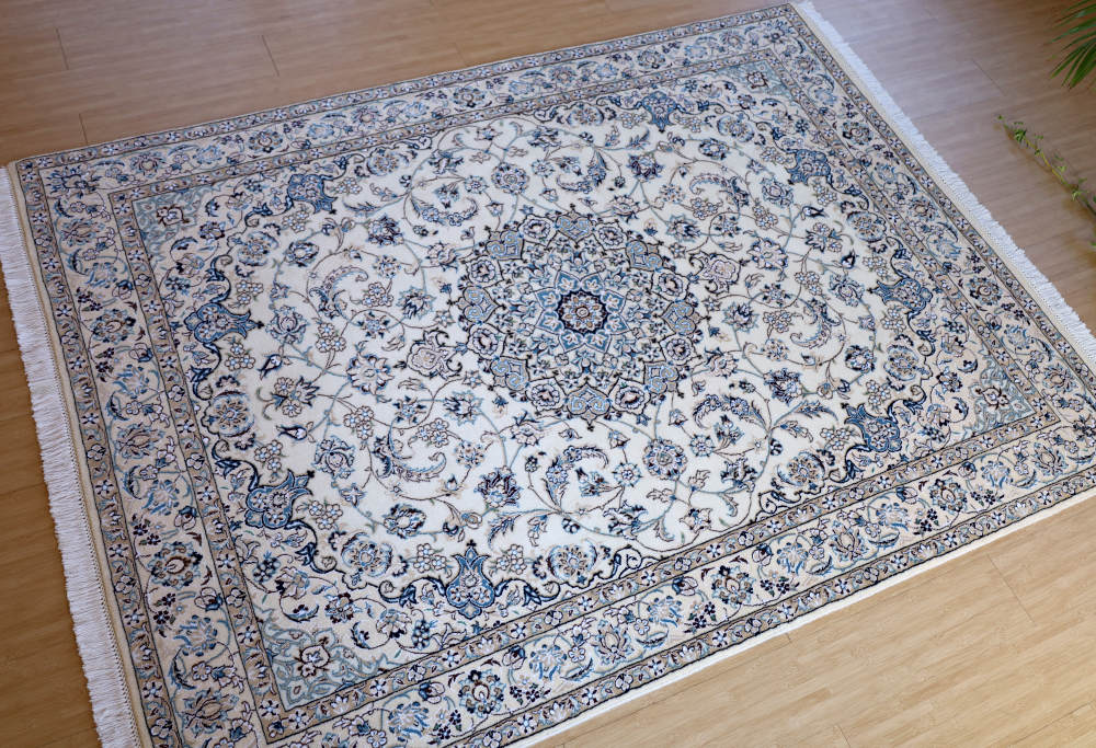 ペルシャ絨毯 イラン、ナイン産 205×155cm 上部左側の模様