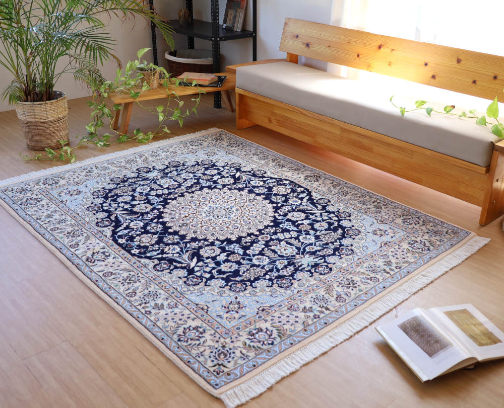 ペルシャ絨毯玄関マット イラン、ナイン産 196×154cm ウール＆シルク・ネイビーの使用例