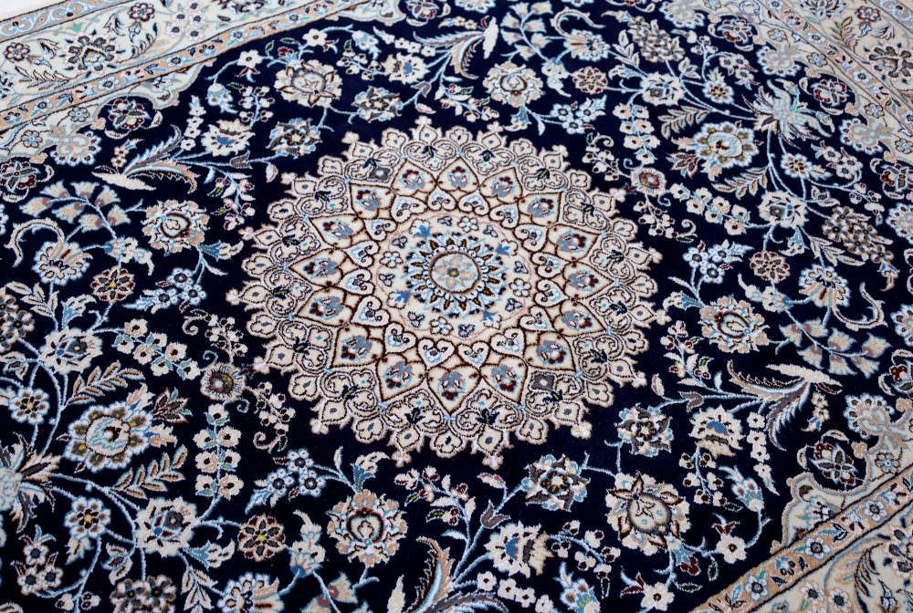 ペルシャ絨毯玄関マット イラン、ナイン産 196×154cm 模様の中のシルクが光っている様子