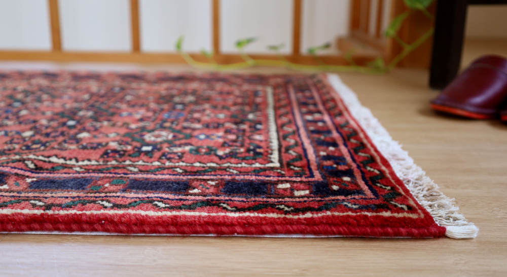 ペルシャ絨毯 ホセインアバッド産 205×71cm 床に敷いて厚みを見せた状態