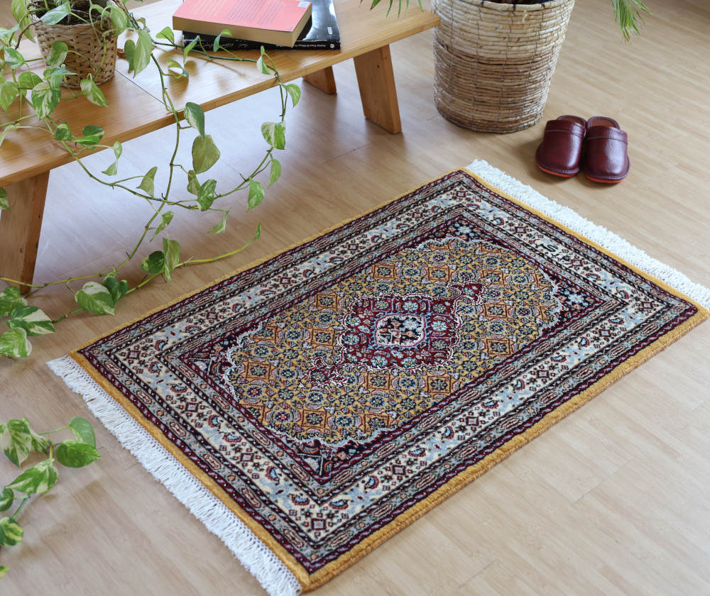ペルシャ絨毯玄関マット イラン、ムード産 92×61cm ウール＆シルク・黄色の使用例