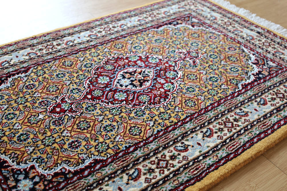 ペルシャ絨毯玄関マット イラン、ムード産 92×61cm 模様の中のシルクが光っている様子