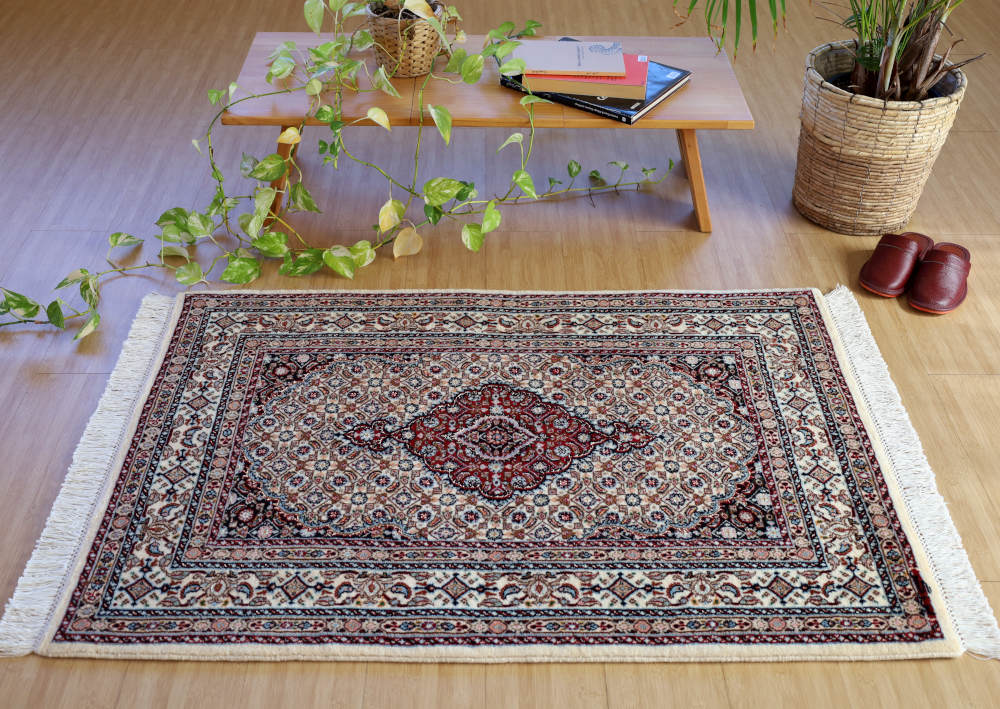 ペルシャ絨毯玄関マット イラン、ムード産 120×83cm ウール＆シルク・アイボリーの使用例