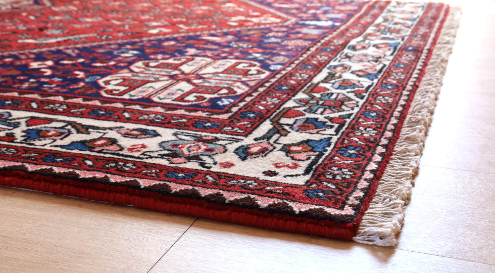 ペルシャ絨毯玄関マット イラン、アバデ産 202×154cmの厚みを横からみたところ