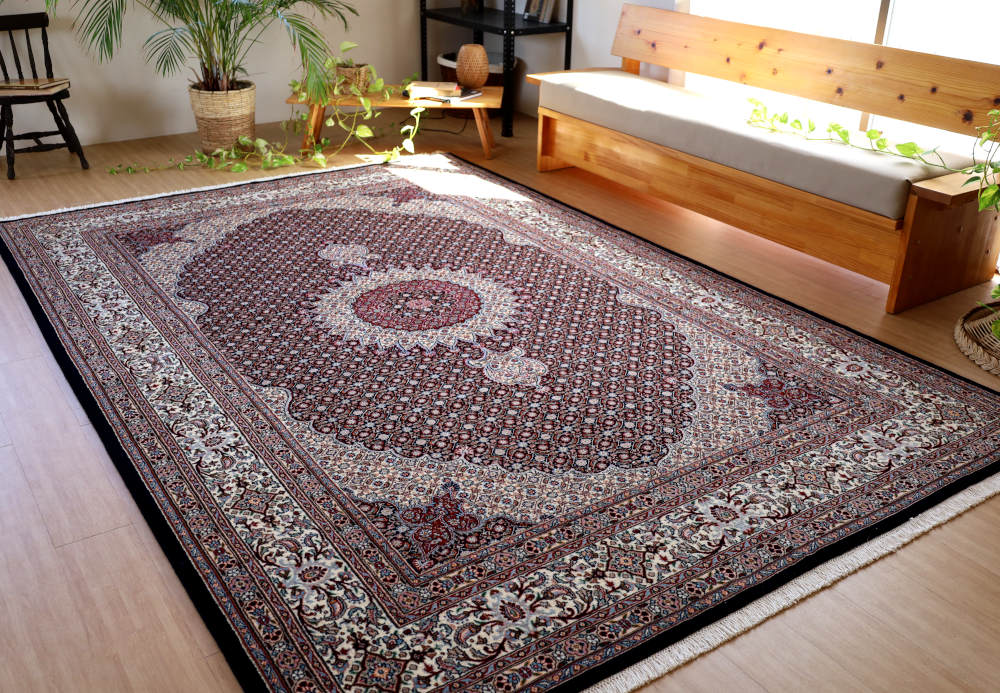 ペルシャ絨毯 イラン、ムード産 301×204cm を敷いた部屋
