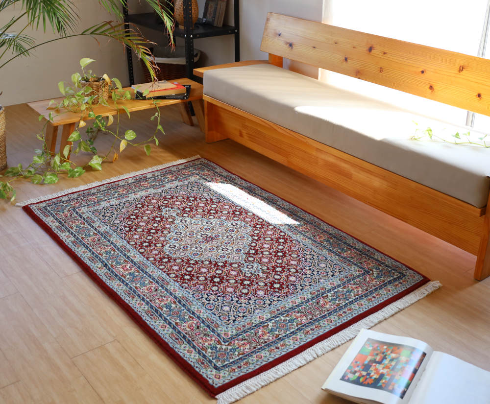 ペルシャ絨毯 イラン、ムード産 155×101cm ウール＆シルク・赤色を敷いたリビング