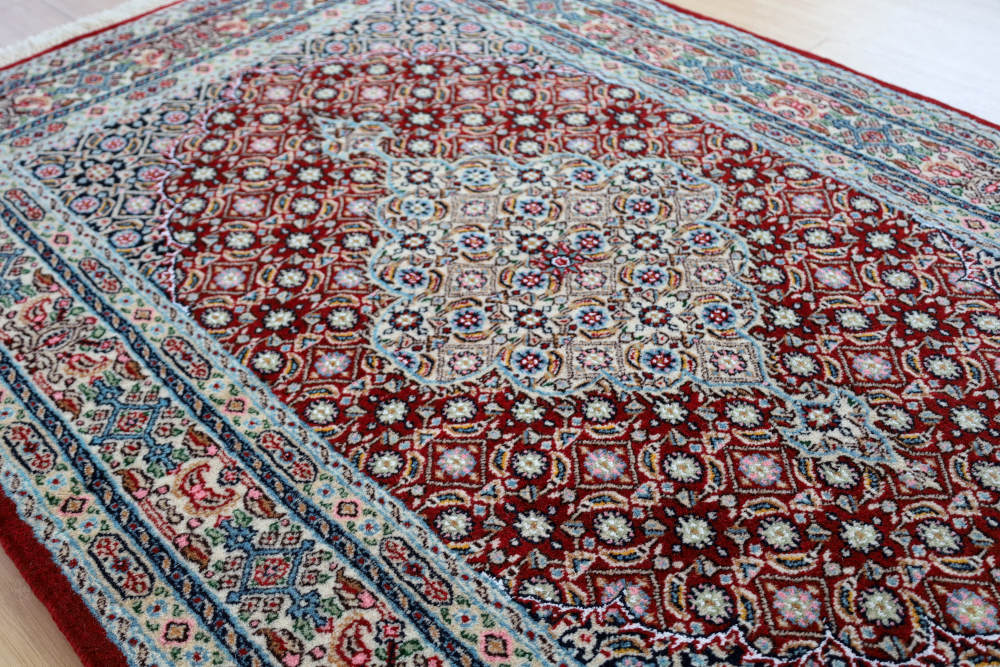 ペルシャ絨毯 イラン、ムード産 155×101cm ウール＆シルク　赤色の全体像