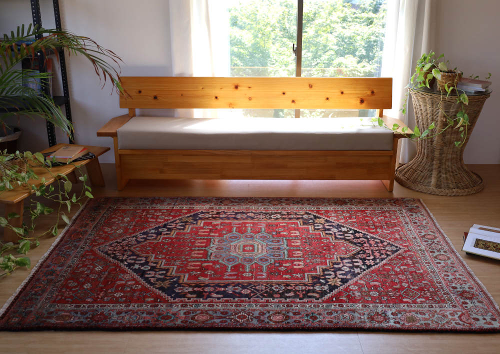 ペルシャ絨毯 イラン、ゴルトゥーグ産 212×142cm をカウチソファーに合わせたところ