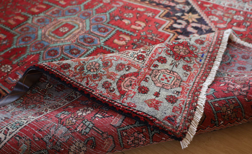 ペルシャ絨毯 イラン、ゴルトゥーグ産 212×142cm 端をめくった様子
