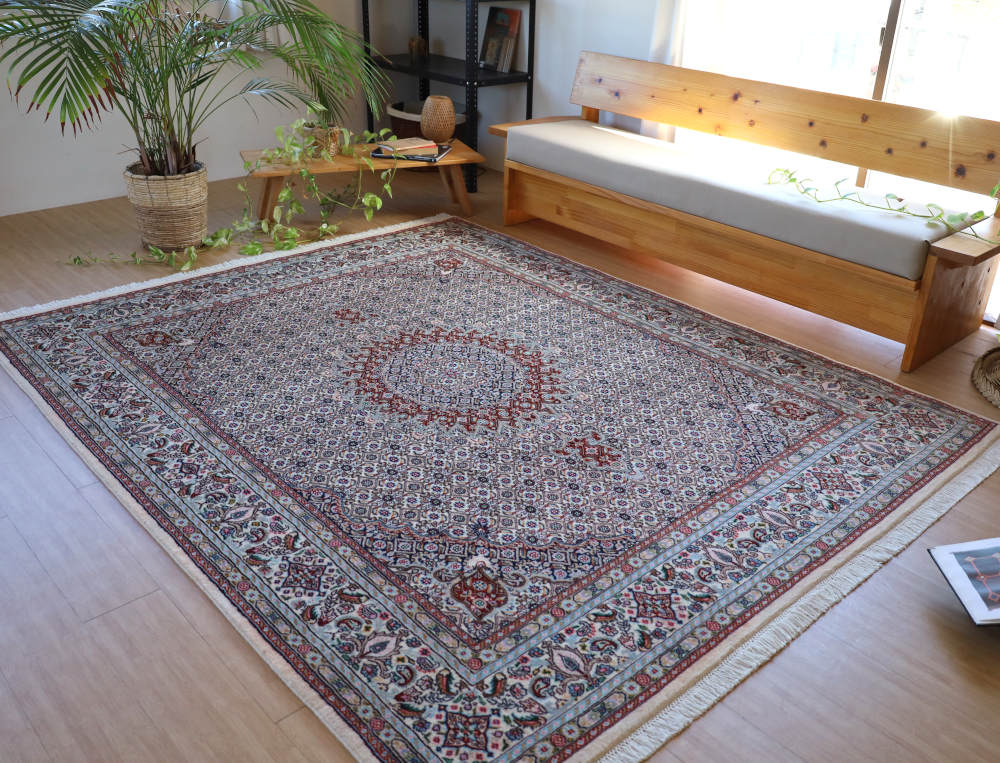 ペルシャ絨毯 イラン、ムード産 246×197cm を敷いた部屋