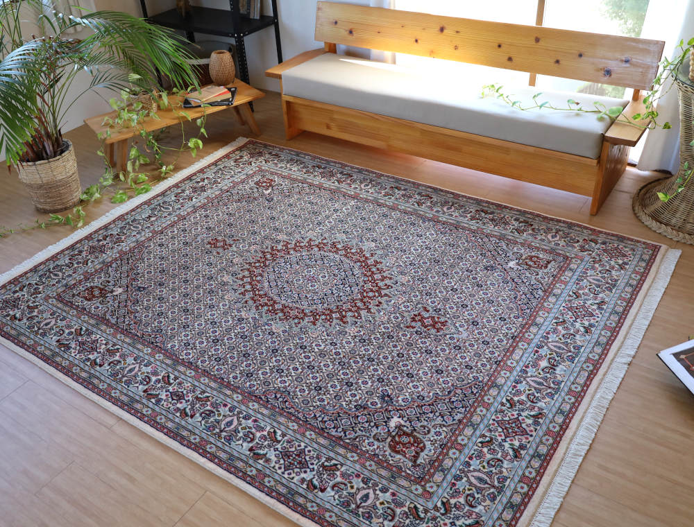 ペルシャ絨毯 イラン、ムード産 246×197cm を敷いた部屋