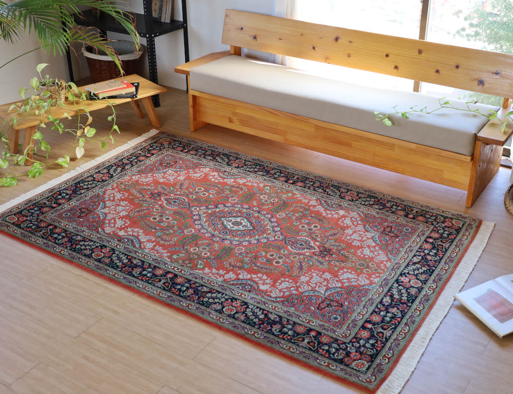 ペルシャ絨毯 イラン、クム産 213×140cm を敷いた部屋