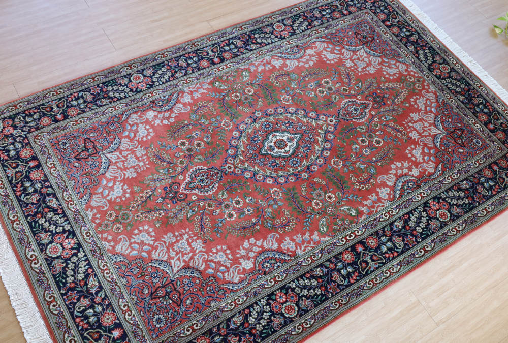 ペルシャ絨毯 イラン、クム産 213×140cm サーモンオレンジの全体像