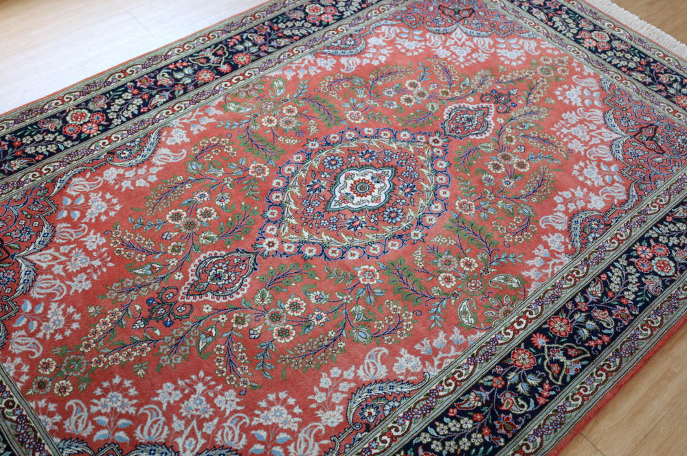 ペルシャ絨毯 イラン、クム産 213×140cm 毛並の逆方向からみた模様