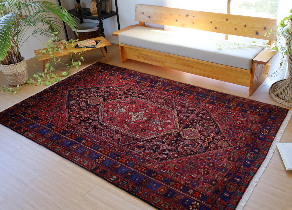 ヴィンテージペルシャ絨毯を部屋に敷いた様子