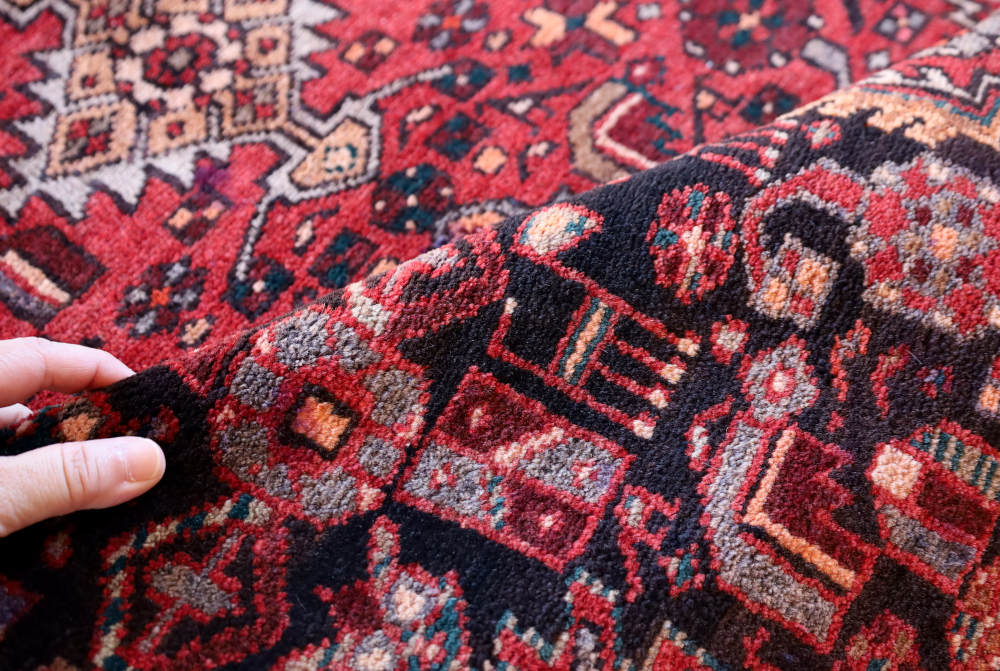 ゴルトゥーグ産のヴィンテージペルシャ絨毯の模様の細部と毛並みの様子
