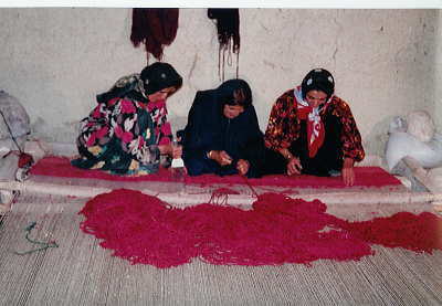 赤いギャッベを織る女性たち