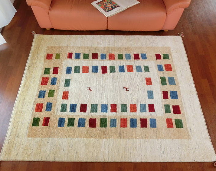 自然なベージュのギャッベ絨毯 リビングサイズ 明るい方形とヤギの模様 ボンボン付き