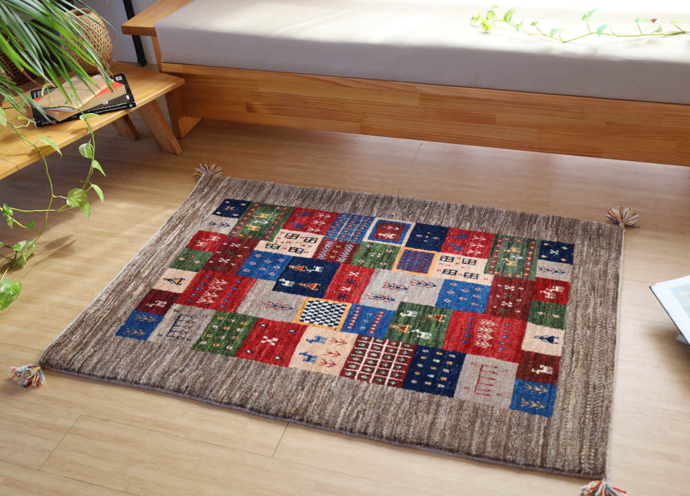 こげ茶×ミックスのファイン・ギャッベ（133×91cm）をナチュラルな色の床に敷いたところ