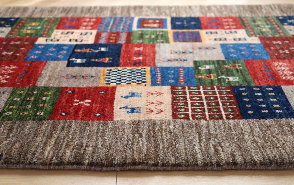 ファイン・ギャッベ（カシュクリ）133×91cm　厚みを横から見たところ