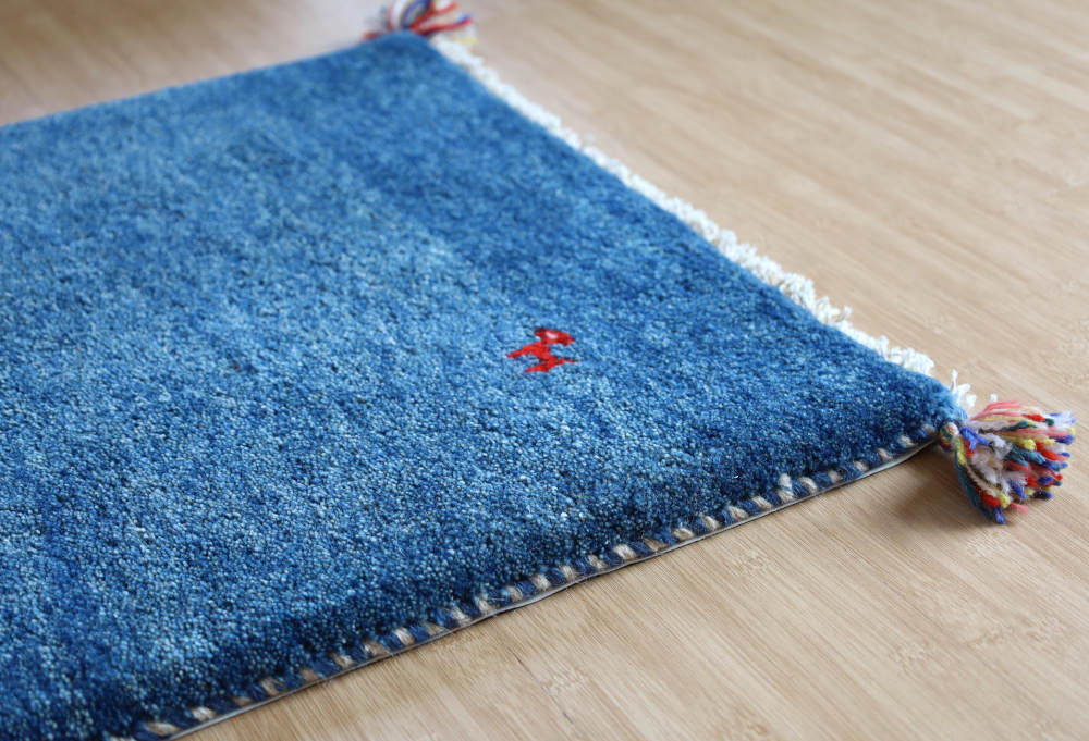 ギャッベ玄関マット　87×59cm　青　部分を近くから見たところ