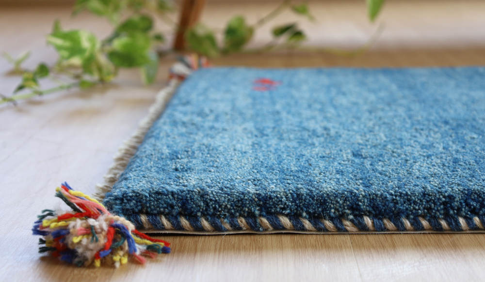 ギャッベ玄関マット　87×59cm　青　厚みを横から見たところ