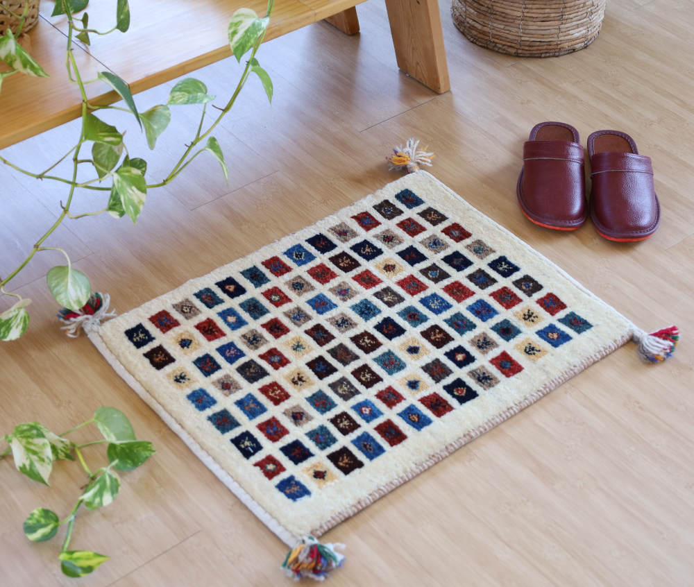 ファイン・ギャッベ（カシュクリ）のミニマット　アイボリー×ミックス色　56×42cm