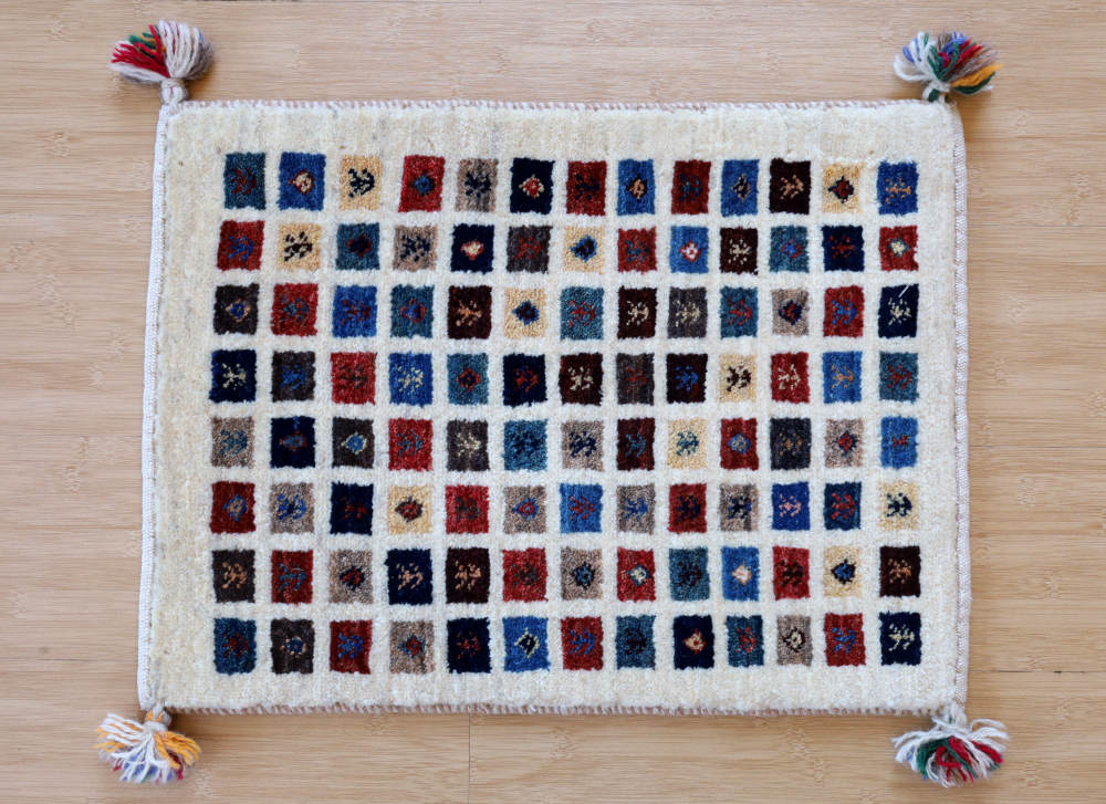 ファイン・ギャッベ（カシュクリ）のミニマット　アイボリー×ミックス色　56×42cm 全体像