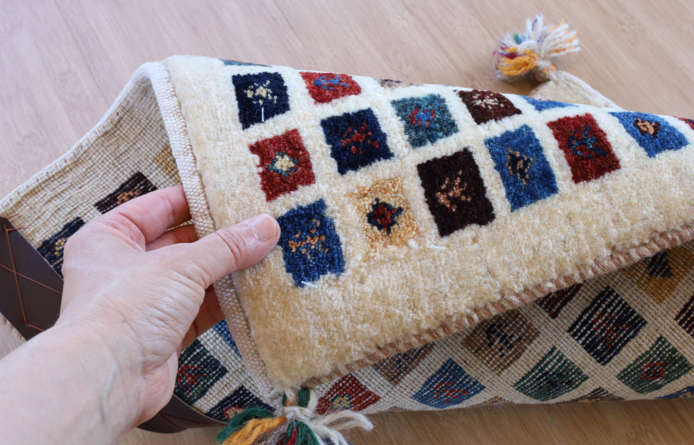 ファイン・ギャッベ（カシュクリ）のミニマット　アイボリー×ミックス色　56×42cm 毛並みや模様の細部