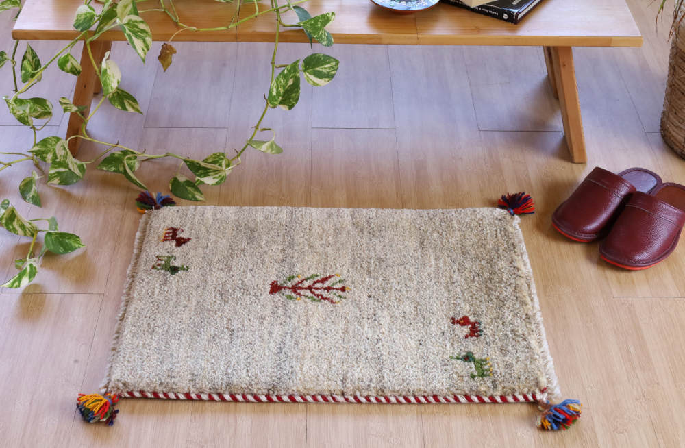 ギャッベミニマット　茶グレー　60×42cm 部屋に敷いたイメージ