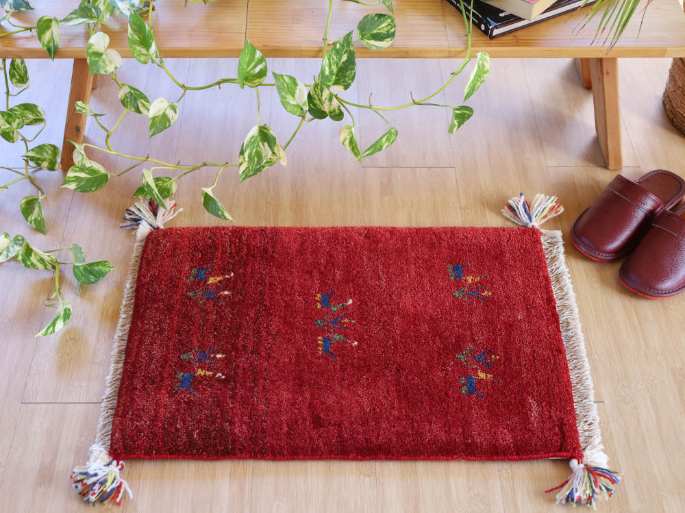 ギャッベミニマット　赤　60×40cm 部屋に敷いたイメージ