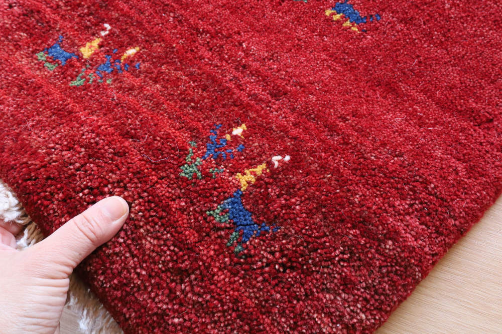 ギャッベミニマット　赤　60×40cm 端部分を近くでみたところ