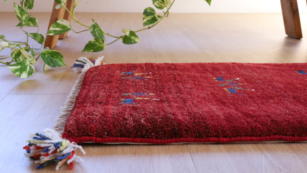 ギャッベミニマット　赤　60×40cm 毛並みや模様の細部