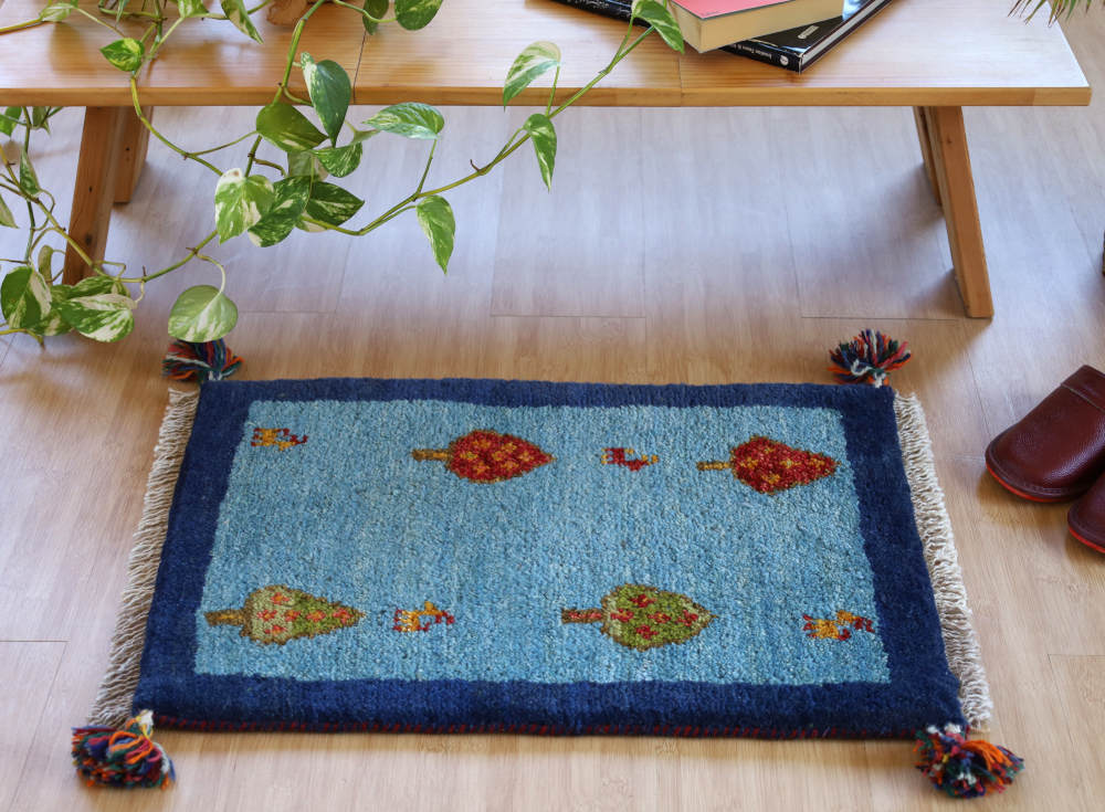 ギャッベミニマット　紺×青　61×42cm 部屋に敷いたイメージ