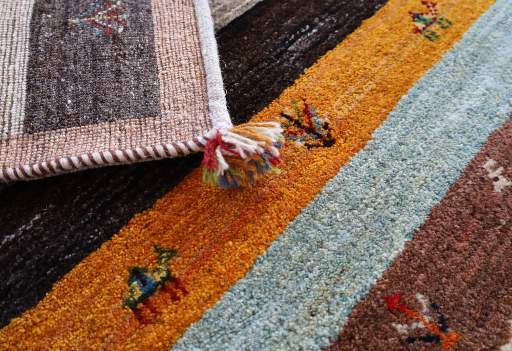 ギャッベ　イラン産　177×120cm　cg21081　近くから見た様子