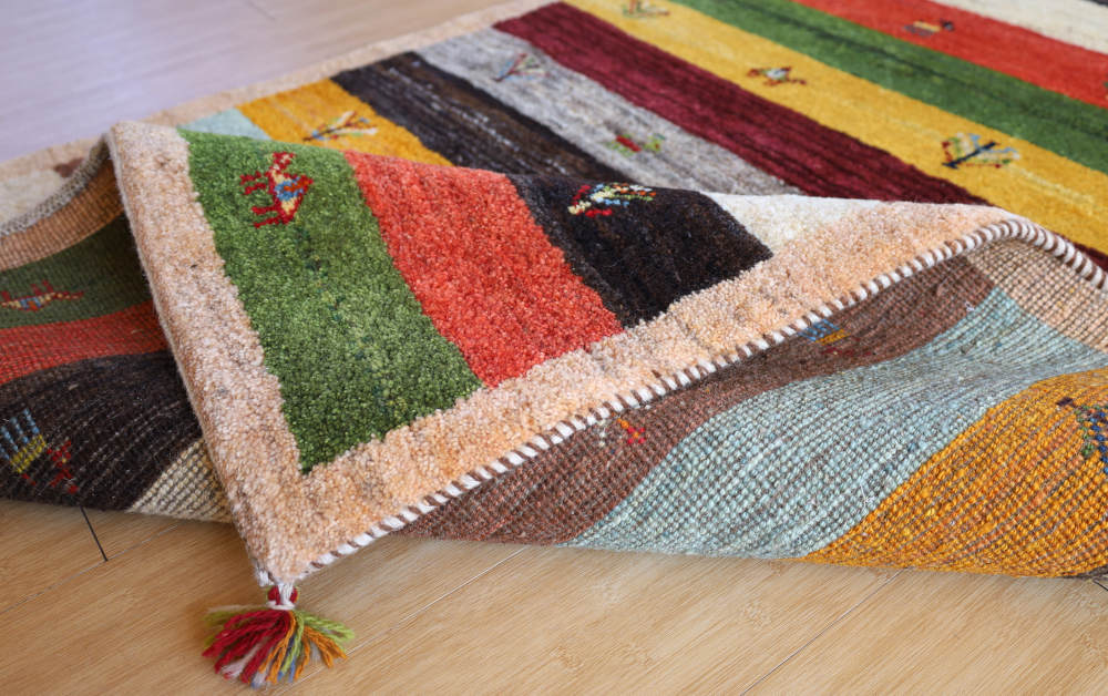 ギャッベ　イラン産　177×120cm　cg21081　端を折り曲げたところ