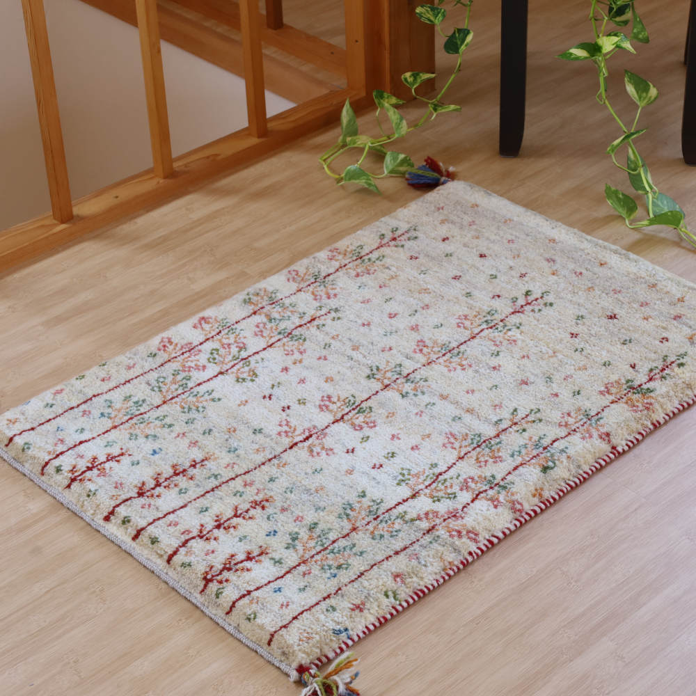 手織りギャッベ玄関マット　イラン製　ナチュラルなベージュに花の模様　87×60cm