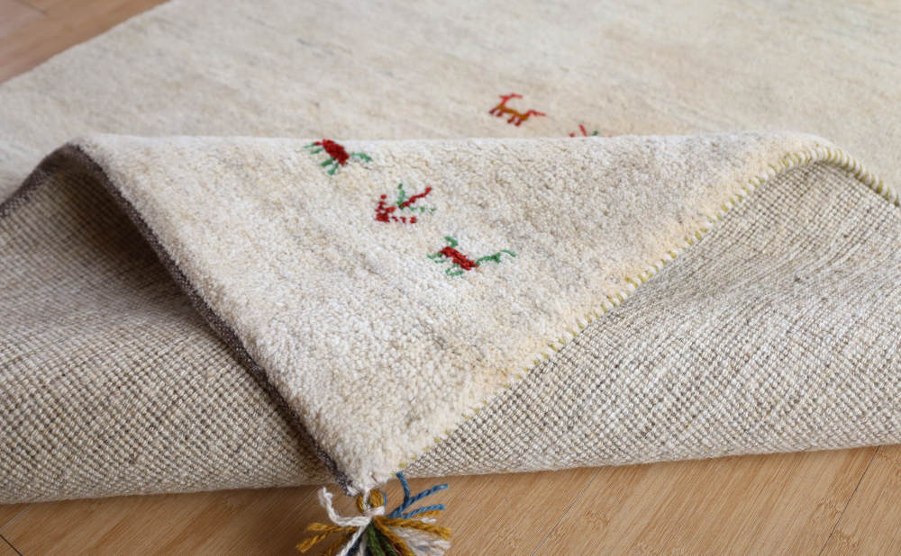 ギャッベ　イラン産　179×120cm　cg21318　端を折り曲げたところ