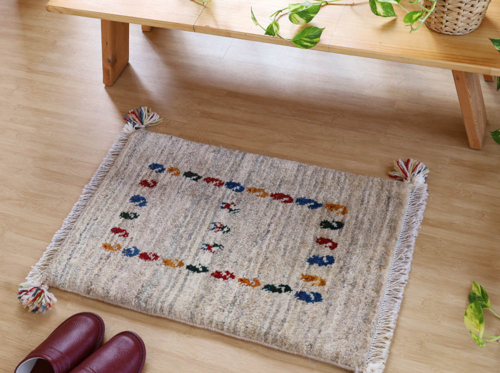ギャッベミニマット　ナチュラルカラー　64×42cm 部屋に敷いたイメージ