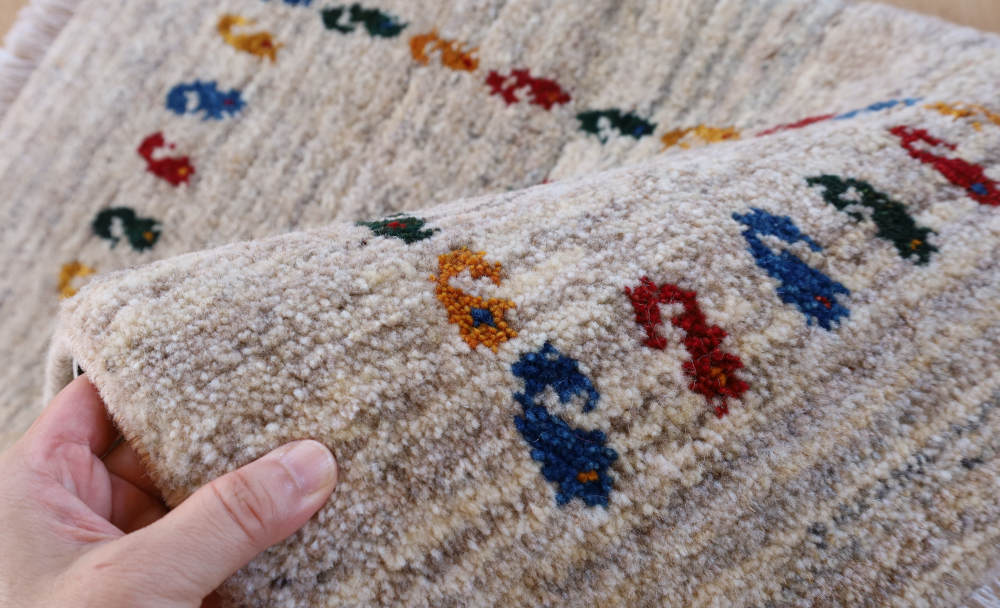 ギャッベミニマット　ナチュラルカラー　64×42cm 端部分を近くでみたところ