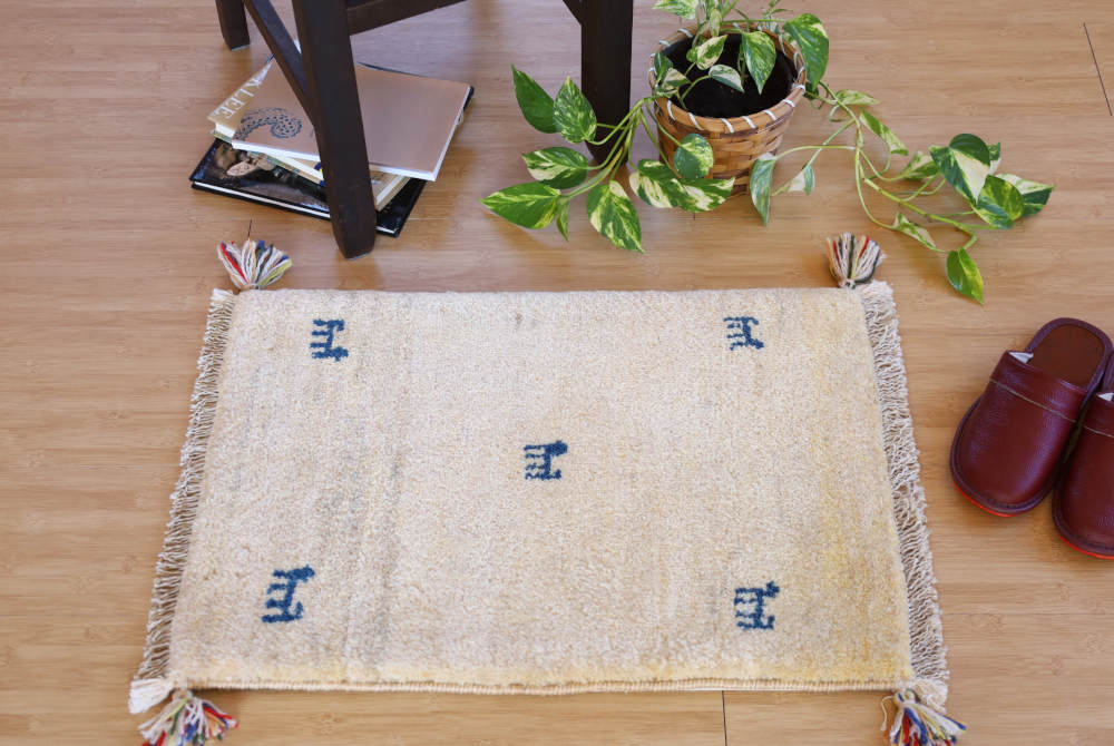 ギャッベミニマット　ナチュラルカラー　62×43cm 部屋に敷いたイメージ