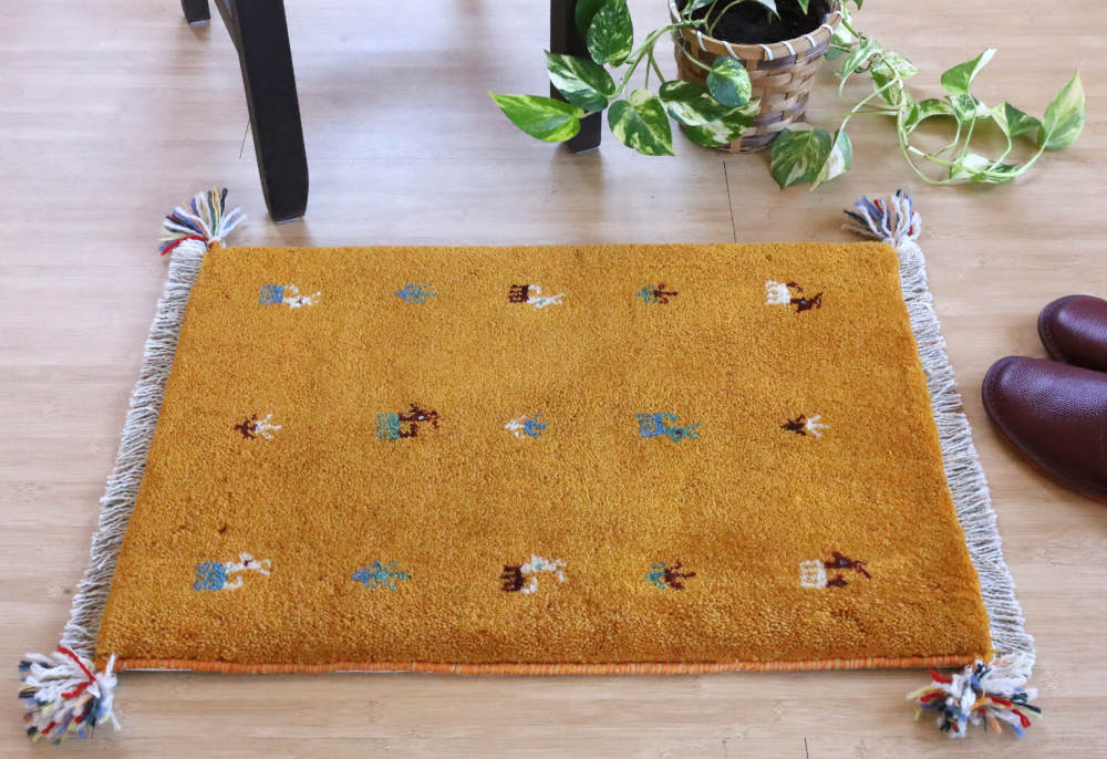 ギャッベミニマット 黄色 60×43cm 部屋に敷いたイメージ