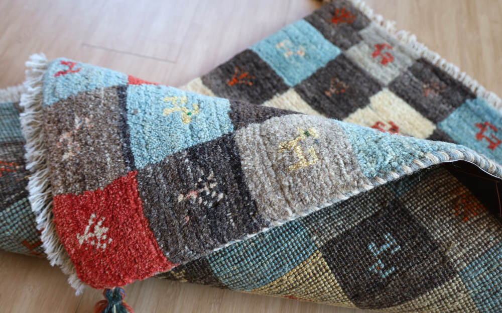 ギャッベ　玄関マットサイズ　90×61cm　チェス模様