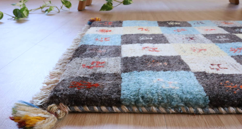 ギャッベ　玄関マットサイズ　90×61cm　チェス模様