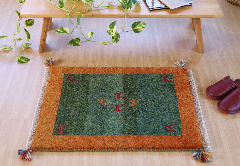 ギャッベ玄関マット　イラン産　70×51cm 部屋に敷いたイメージ