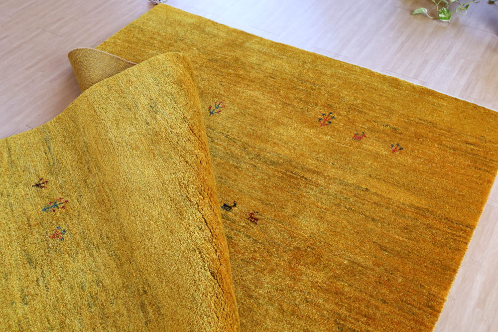 ギャッベ　イラン産　203×153cm　cg21608　端処理や厚み、織り目の様子